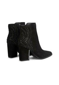 Botines de ante negros con punta cuadrada y tacón de bloque, que cuentan con patrones decorativos de tachuelas en los lados para añadir textura y detalle.