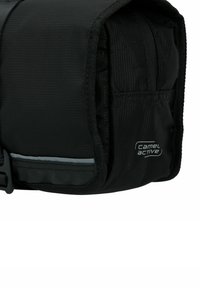 Sort stoftaske med en struktureret overflade, med et gråt accent og lås. Inkluderer "Camel Active" logoet på siden.