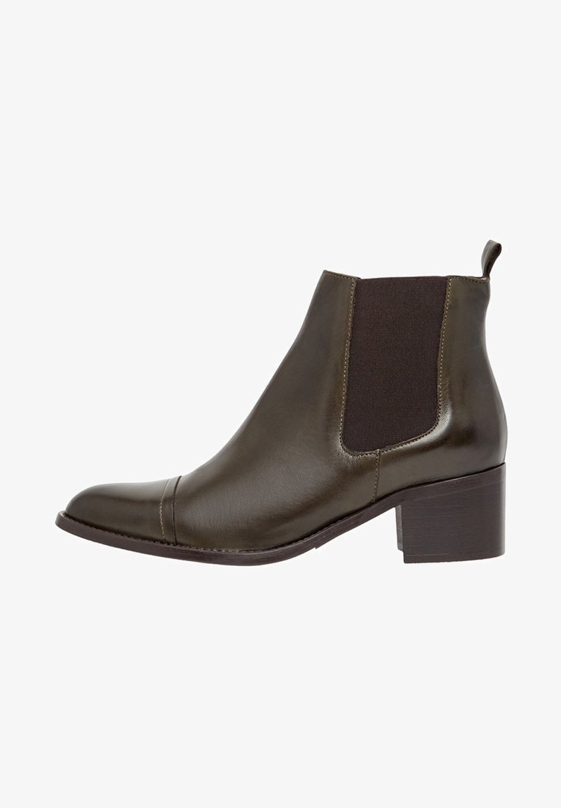 Bottine en cuir marron foncé avec talon épais, panneau latéral élastique et languette arrière, conçue pour un enfilage facile.