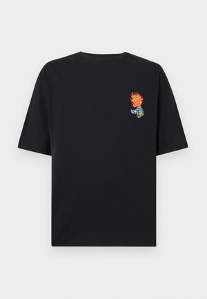 Melna īsā piedurkņu T-krekls ar mazu grafiku: zilais šķiltavas, kas deg ar oranžām liesmām, un teksts "BRIGHT JOB" kreisajā krūtīs.