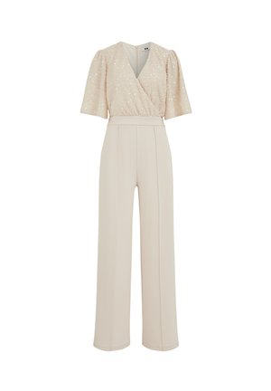 Bēša kombinezons ar spīdošu, pārklājoša stila īsām piedurknēm topu un augsta vidukļa platajam kāju bikšu biksēm, ar rāvējslēdzēju aizmugurē.