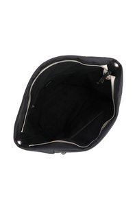 Borsa nera con un'esterno liscio, cerniera argentata e un ampio interno che presenta una singola tasca e una fodera in tessuto morbido.