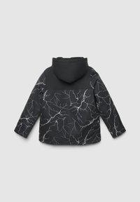 Giubbotto imbottito nero con cappuccio, presenta un motivo a fulmine sulla schiena, tessuto strutturato e una sezione superiore nera uniforme.
