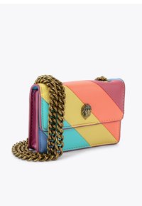 Kolorowa skórzana torba crossbody z ukośnymi paskami w kolorze różowym, żółtym i niebieskim, z ozdobnym metalowym zapięciem i złotym łańcuszkiem.