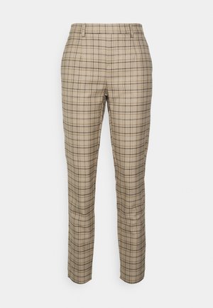 Pantalon beige coupe slim avec un motif à carreaux noir et blanc, plis à l'avant et passants pour ceinture.