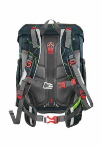 Mochila con un patrón geométrico en verde oscuro y negro. Cuenta con correas grises, herrajes rojos y un respaldo acolchado para mayor soporte.