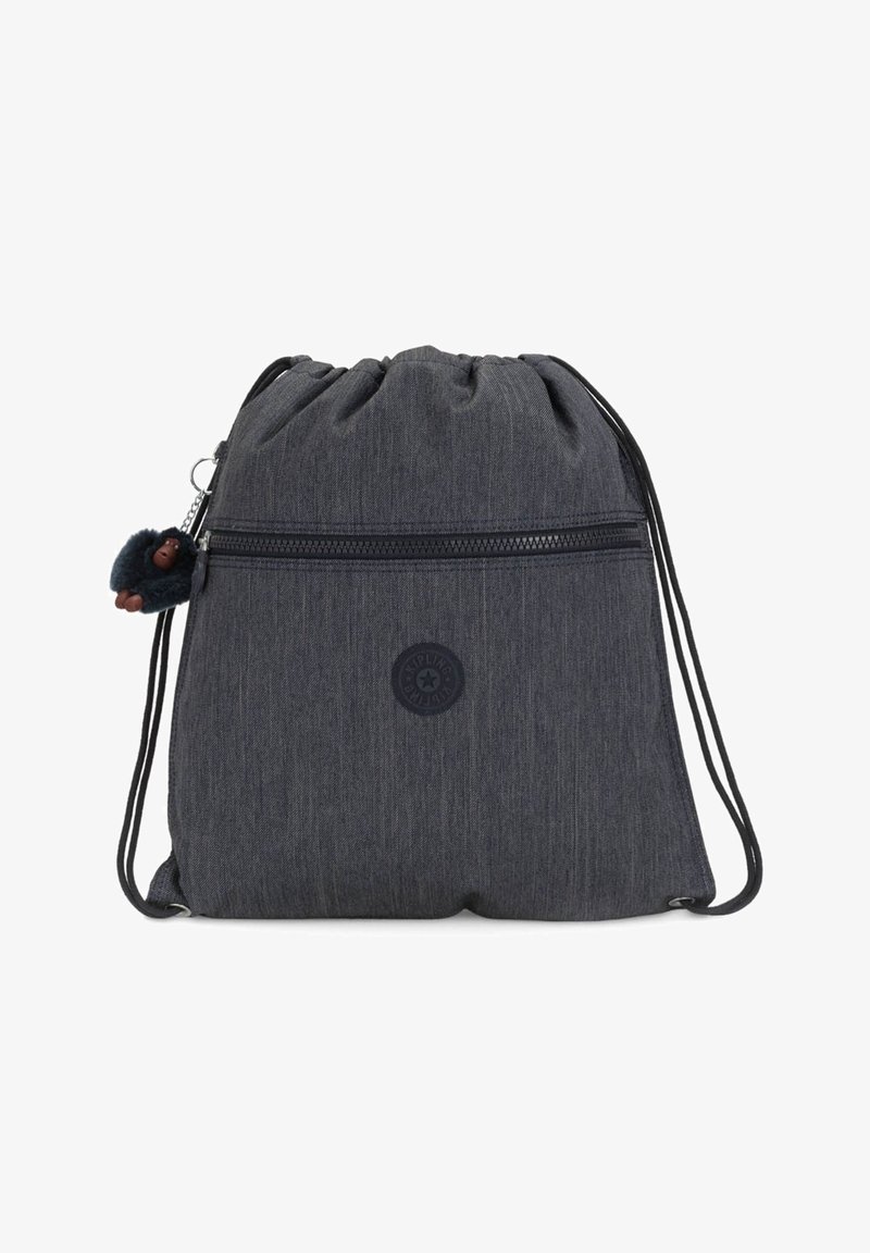 Bolsa con cordón en un tejido gris oscuro con un acabado texturizado, que presenta un bolsillo frontal con cremallera y un pequeño charm de mono adjunto.