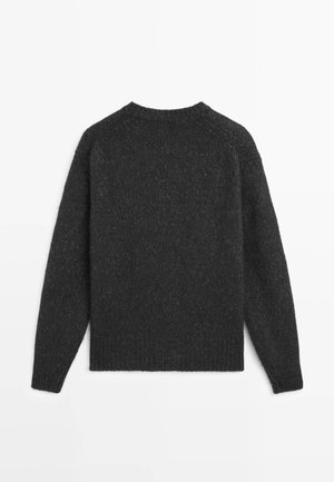 Maglione grigio scuro lavorato a maglia con maniche lunghe, scollatura rotonda e orlo a costine. La texture sembra morbida e leggermente spessa.