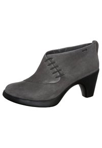 Bota de tobillo de cuero gris con punta redonda, costura frontal curvada y tacón negro en bloque. Presenta cordones decorativos en el lateral.