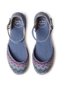 Denim espadriller med ankelrem, prydda med flerfärgad zigzag-broderi längs tårna och beige vävda detaljer.