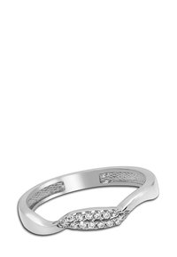 Bague en argent avec un anneau lisse, présentant un design ondulé et une rangée de petites pierres claires serties selon un motif courbé à l'avant.