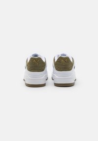 Gröna mocka- och vita läder sneakers med en texturerad baksida, guldlogo-partier och en gummisula, med en vadderad krage för komfort.