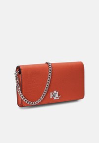 Lauren Ralph Lauren PEBBLED CROSSBODY TURN-LOCK TECH CASE - Skulderveske - rust orange
