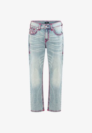 Jasnoniebieskie dżinsy z denimu z wyblakłymi detalami i różowym kontrastowym przeszyciem, z przednimi kieszeniami i zapięciem na guzik.