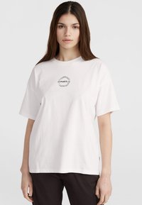 Hvid kortærmet t-shirt lavet af bomuld. Har et cirkulært logo i sort og grå i midten. Løs pasform med en rund halsudskæring.