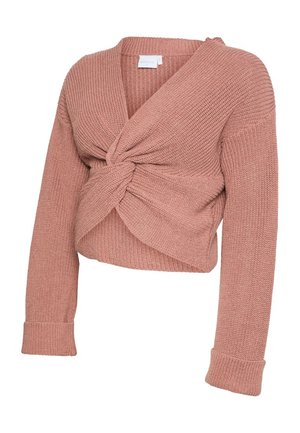 Rosa gestrickter, langärmeliger Cropped-Pullover mit verdrehtem Frontdetail und V-Ausschnitt auf weißem Hintergrund.