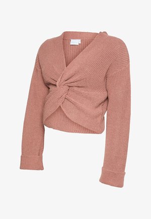 Rosa gestrickter, langärmeliger Cropped-Pullover mit verdrehtem Frontdetail und V-Ausschnitt auf weißem Hintergrund.