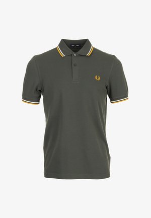 Dunkelgrünes Poloshirt mit kurzen Ärmeln, gelb-weiß gestreiftem Kragen und Ärmelsäumen, zwei Knöpfen und kleinem gelbem Lorbeer-Logo auf der Brust.