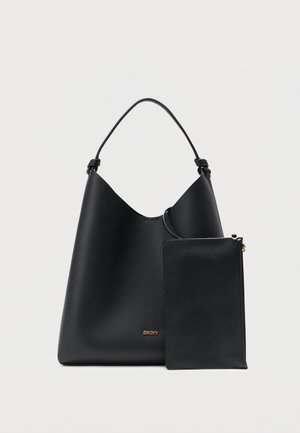 Sac à bandoulière en cuir noir avec petite pochette assortie, logo doré DKNY sur le devant, sur fond uni.