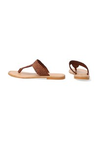 Bruine geweven leren teenslippers met een platte tan kleurige zool. De banden zijn breed en tekstuur, wat een contrasterend patroon creëert.