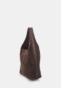 Dunkelbraune Wildleder-Schultertasche mit einem einzigen breiten Tragegurt und sichtbaren Nähten, aufrecht auf einem schlichten hellen Hintergrund stehend.