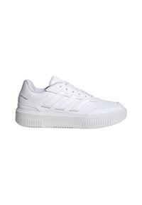 Baskets de sport blanches en cuir synthétique lisse, avec un embout arrondi, un laçage à l'avant et trois rayures sur les côtés. Semelle texturée.