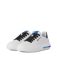 Adidași albi cu șireturi și toc negre, accent albastru pe limbă, talpă din cauciuc texturată și logo embossat pe lateral.