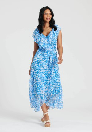 Robe maxi florale bleue avec un col volants, des manches courtes et une ceinture à nouer à la taille. Fabriquée en tissu léger et légèrement transparent.