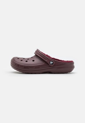 Zoccoli bordeaux realizzati in materiale leggero e resistente. Presentano fori ventilati, una cinghia e una suola texturizzata per aderenza e comfort.
