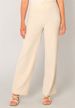Lichtbeige wijde broek van een gladde stof, met een hoge tailleband, een vloeiende stijl en subtiele stikdetails langs de naden.