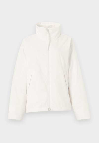 Λευκό μπουφάν με επένδυση, ψηλό γιακά, μακριά μανίκια, φερμουάρ μπροστά και πλαϊνές τσέπες σε απλό φόντο.