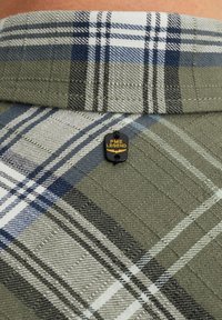 Groene geruite shirt met een gestreepte stof in blauw en wit, een gestructureerde afwerking, en een zwart label met het "PME LEGEND" logo.