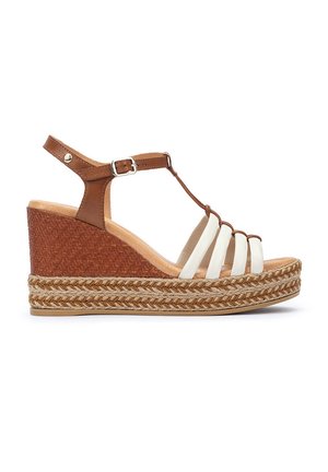 Sandale compensée marron et blanche avec un détail en jute tressé, dotée d'un design à lanière en T, d'une boucle à la cheville ajustable et d'une semelle texturée.