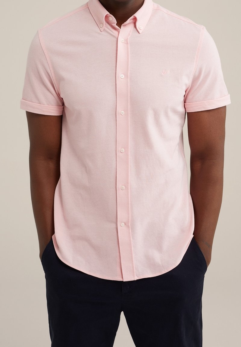 Košile s krátkým rukávem v světle růžové barvě z bavlny, s límečkem na knoflíky a malým logem na levé hrudi. Jednoduchý design a střih.