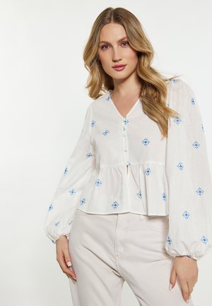 Weiße Peplum-Bluse mit blauer Blumenstickerei, V-Ausschnitt und Knopfverschluss; zeichnet sich durch luftige Ärmel und leichten Stoff aus.