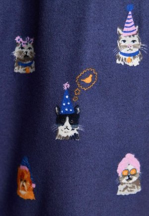 Marineblauer Stoff mit illustrierten Katzen in Partyhüten, unterschiedlichen Gesichtsausdrücken und Accessoires. Die Designs beinhalten Details in Rosa und Blau für die Hüte.
