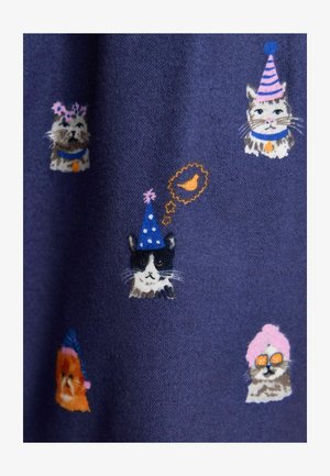 Marineblauer Stoff mit illustrierten Katzen in Partyhüten, unterschiedlichen Gesichtsausdrücken und Accessoires. Die Designs beinhalten Details in Rosa und Blau für die Hüte.