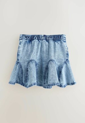 Vaaleansininen farkkuhame, jossa on joustava vyötärönauha ja liehuvat röyhelöpaneelit helman ympärillä, esillä yksinkertaisen vaalean taustan edessä.