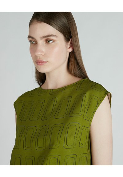 Top verde senza maniche con scollo rotondo, caratterizzato da un motivo geometrico nero, texture liscia e vestibilità rilassata.