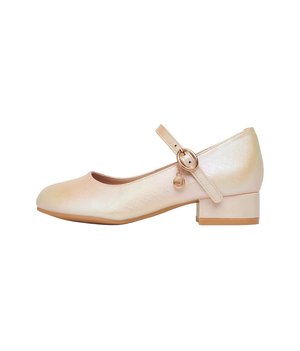 Zapato estilo Mary Jane en material iridiscente color melocotón claro. Cuenta con punta redonda, un pequeño tacón bloque y una correa ajustable en el tobillo con detalles dorados.