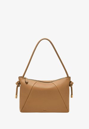 Braune Lederhandtasche mit einem einzelnen Schulterriemen, Reißverschluss, seitlichen Knoten und dezentem Fossil-Logo auf der Vorderseite.