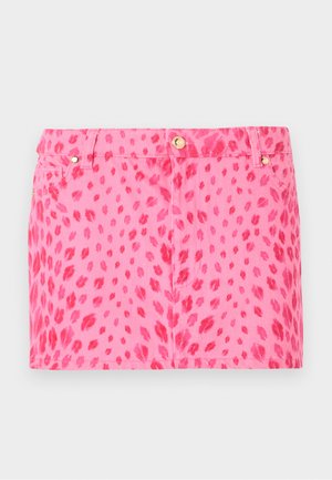 Μίνι φούστα από τζιν σε ροζ με κόκκινα λεοπάρ σχέδια, μπροστινό κούμπωμα με κουμπί και φερμουάρ, και θηλιές για ζώνη σε απλό φόντο.