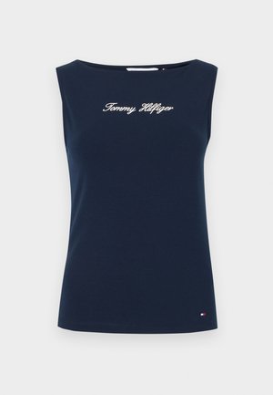 Marineblaues ärmelloses Top mit dem Schriftzug „Tommy Hilfiger“ auf der Brust und kleinem Logoetikett nahe dem Saum auf einfarbigem Hintergrund.