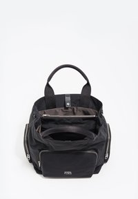 Czarny nylonowy plecak z dwoma górnymi uchwytami, kieszeniami na suwak i przestronnym wnętrzem z ciemną podszewką. Logo marki widoczne na przedniej części.