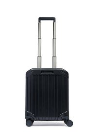 Schwarzer Hartschalen-Koffer mit vertikalen Rillen, ausziehbarem Griff und vier Rollen. Verfügt über eine glatte Oberfläche und ein minimalistisches Design.