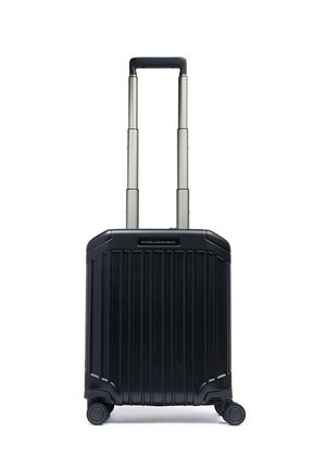 Schwarzer Hartschalen-Koffer mit vertikalen Rillen, ausziehbarem Griff und vier Rollen. Verfügt über eine glatte Oberfläche und ein minimalistisches Design.