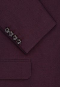 Zbliżenie bordowej marynarki z teksturowanej tkaniny, z czterema czarnymi guzikami na mankiecie i pojedynczą kieszenią o zaokrąglonych krawędziach.