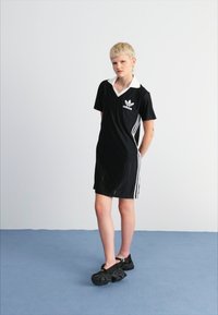 adidas Originals ADICOLOR 3-STRIPES PINSTRIPE - Trikotāžas kleita - black