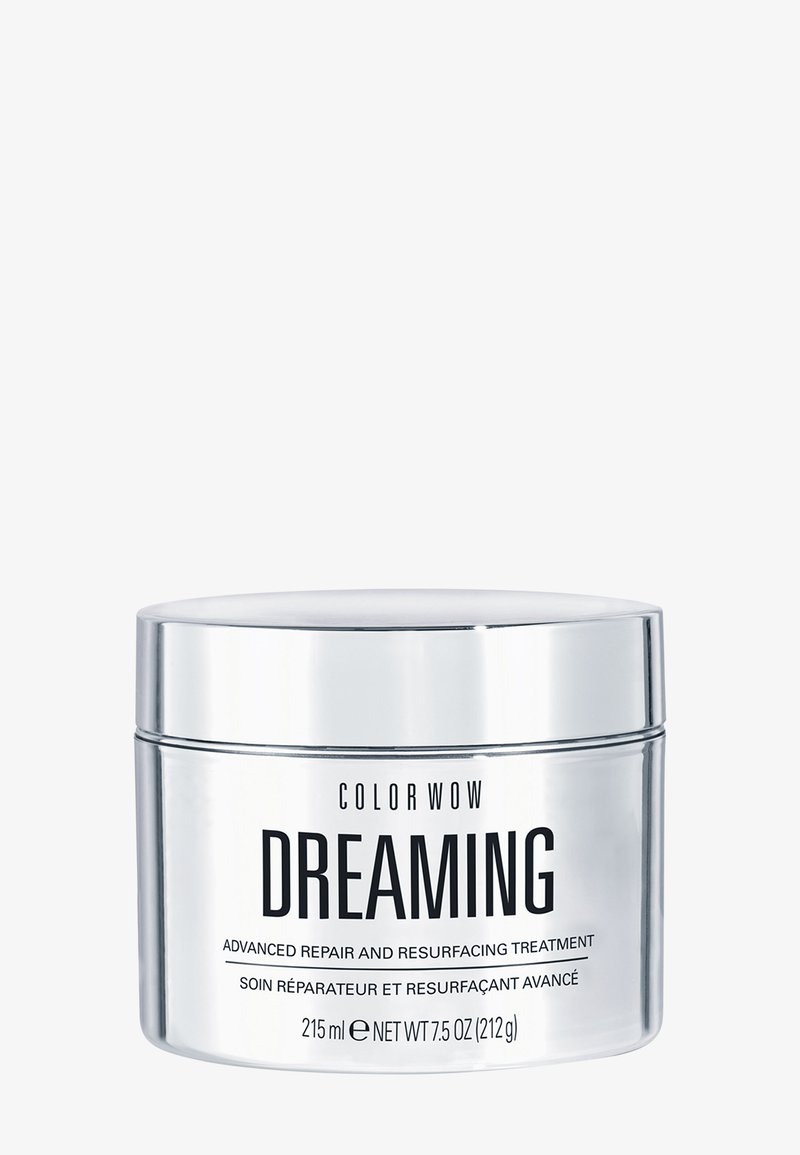 Silverfärgad cylindrisk burk med en reflekterande yta. Svart text visar "COLOR WOW DREAMING" och produktinformation. Kapacitet: 215 ml.