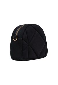 Borsa a pochette nera trapuntata realizzata in morbido tessuto, con cerniera dorata e parte superiore arrotondata, caratterizzata da un motivo testurizzato e un design minimalista.